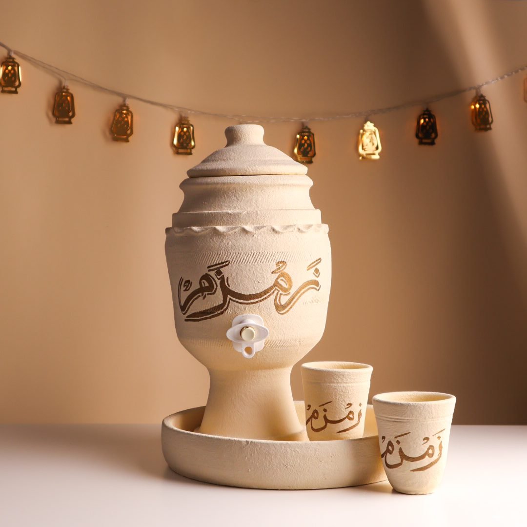 تصوير عطور بخلفية ملونة — إضاءة استوديو